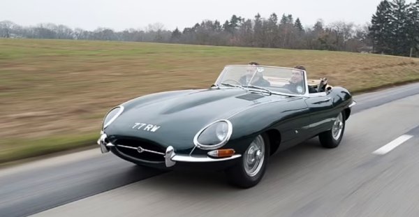 Произведени: 72 528 бройки

Цена като нов/сега: &pound;1934/&pound;25 000-&pound;250 000

Пуснат на автомобилното изложение в Женева през 1961 година, E-Type изглеждаше невероятен. И то не само заради уникалния външен вид. Това беше спортна кола, която можеше да вдигне 240 км в час срещу по-малко от две хиляди лири! Малка част от това, което трябваше да платите за тези скорости през 60-те години. 

Мнозина твърдят, че нищо никога не се е сравнявало с красотата му. Елегантният външен вид е еволюция на състезателните модели D-Type на Jaguar - аеродинамично ефективни, великолепно извити и с преден капак, който остава емблема.

Енцо Ферари веднъж я нарече &bdquo;най-красивата кола, правена някога&ldquo;. Някой може ли да спори точно с него!
